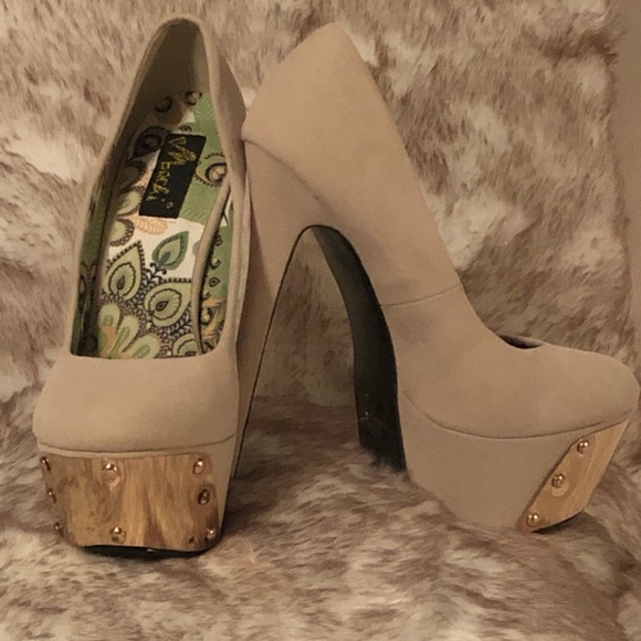 NEW - Nude Faux Suede High Heels, Gold Plated Toe - Picture 3 of 4
